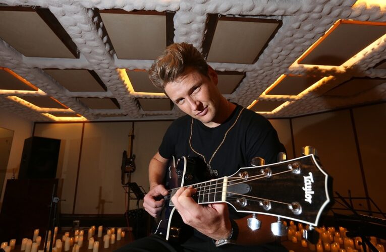 Alexander Acha responde a quienes lo tachan de ‘nepobaby’ por ser hijo de Emmanuel: “Me ha costado más trabajo”