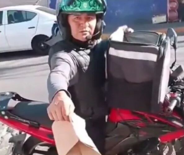 Mujer exige a repartidor bajar de la moto para entregarle su comida en las manos; la tunden en redes por prepotente: “Solo era estirarse”