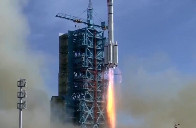 Nave espacial Shenzhou 22 despega para rescatar a astronautas varados en estación espacial