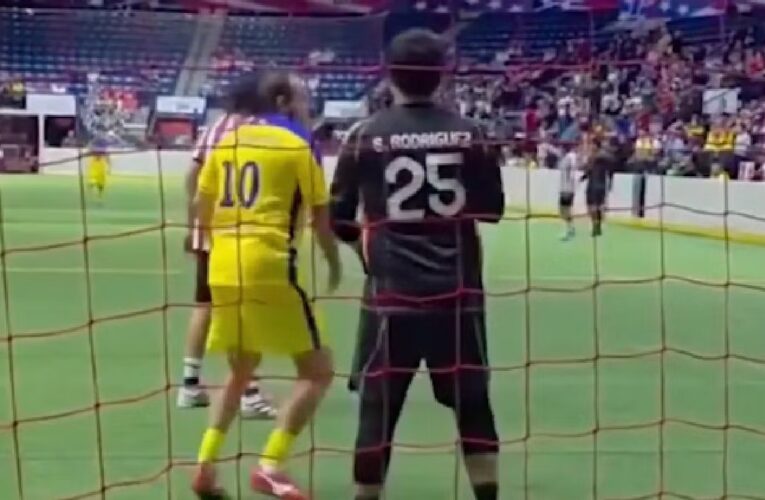 Cuauhtémoc Blanco propina golpe a portero de Chivas en Juego de Leyendas