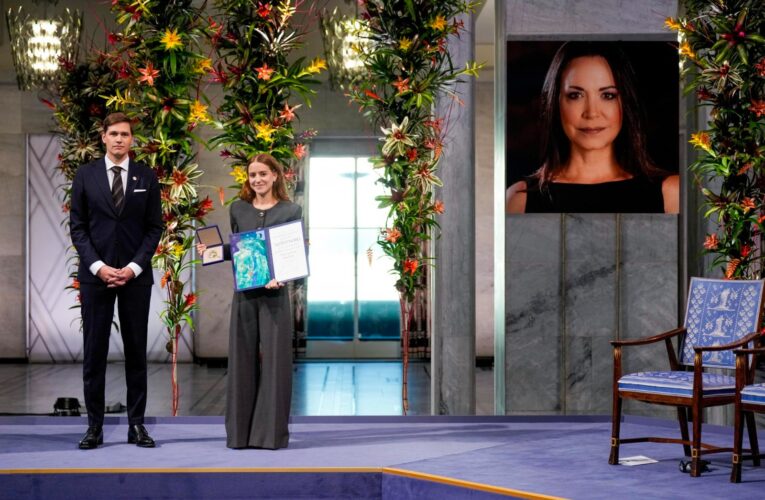 Hija de opositora venezolana María Corina Machado recibe en su nombre el Nobel de la Paz