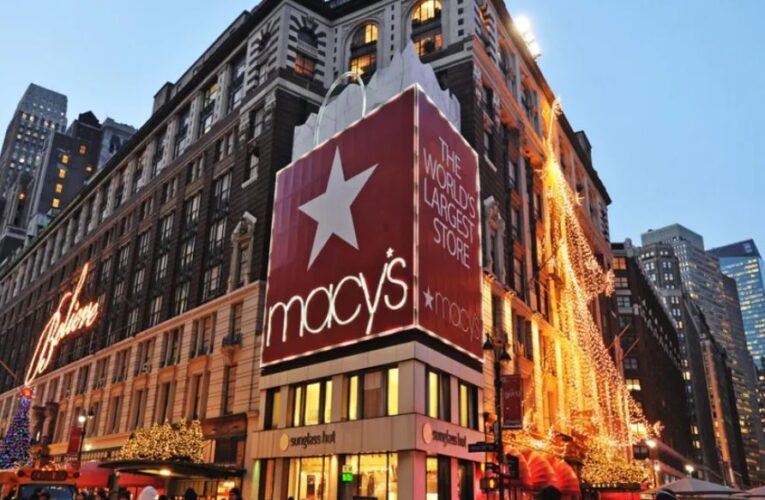 Mujer äpuñälä a madre que cambiaba pañal a su bebé en tienda Macy’s de Nueva York