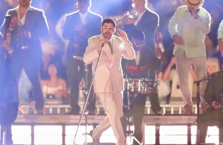 Bad Bunny regala boletos a fan que lo esperó afuera de su hotel en CdMx