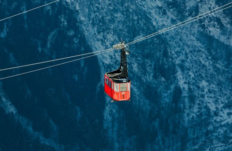 Incidente en teleférico deja cientos de personas atrapadas en los Alpes italianos