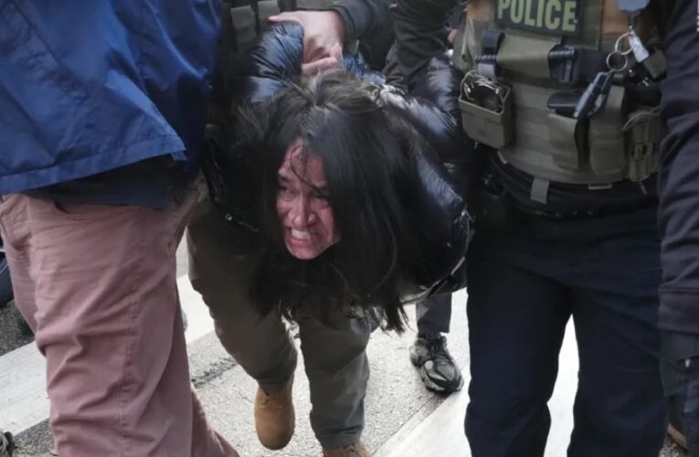 Agentes del ICE sacan a mujer de su coche a la fuerza y la arrestan