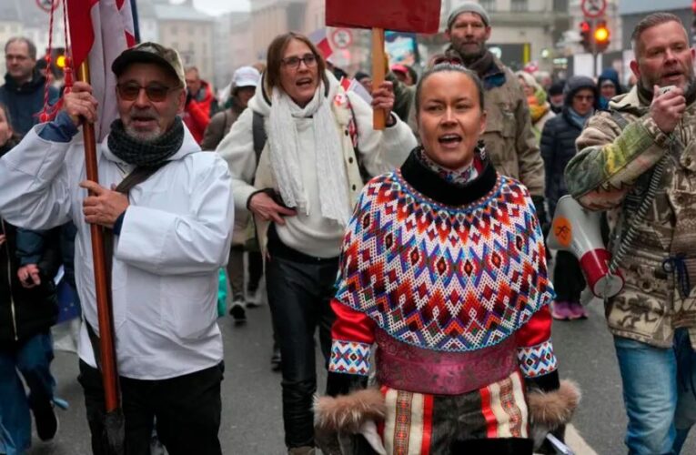 “Groenlandia no está en venta”: Miles de ciudadanos en Dinamarca salen a manifestarse contra plan de Donald Trump