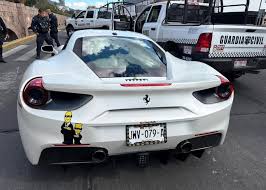 Detienen a funcionaria de Jalisco que emplacó un Ferrari robado en EU y requerido en Morelia
