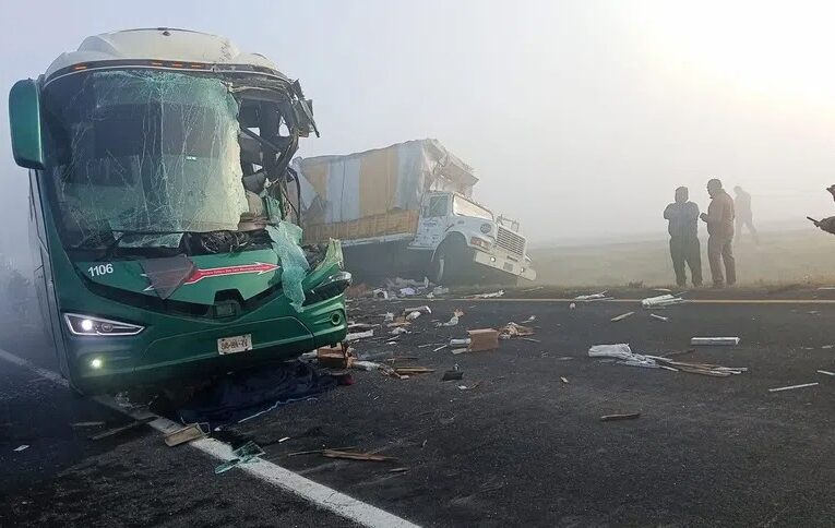 Carambola masiva en Libramiento Bicentenario por neblina deja al menos 3 personas sin vida