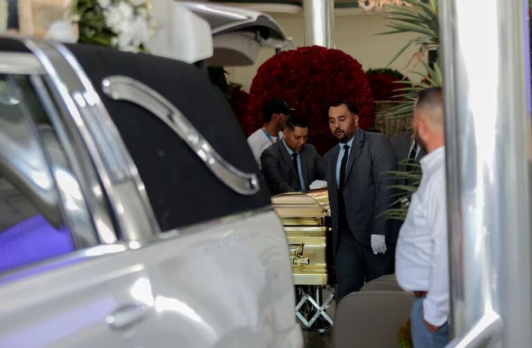 Sepelio de “El Mencho”: En un ataúd dorado, con música de banda y grúas con coronas de flores