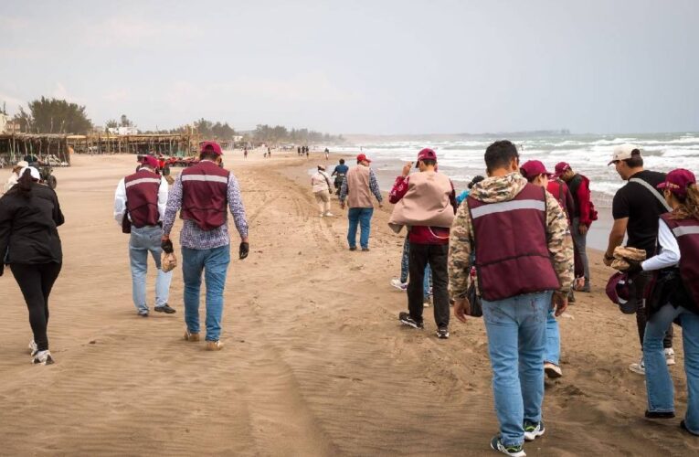 Moviliza derrame en Veracruz: limpian playas y donan cabello