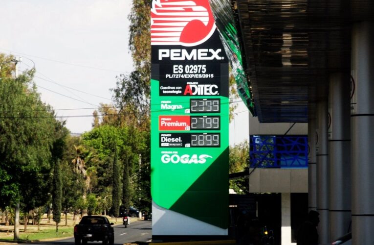 Sheinbaum y gasolineros acuerdan bajar precio del diésel a 28.30 pesos el litro