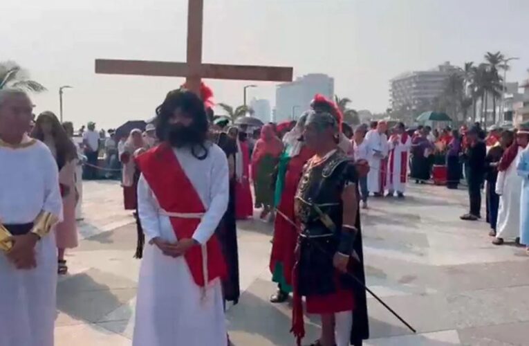 Veracruz realiza viacrucis, para conmemorar los últimos días de Jesús