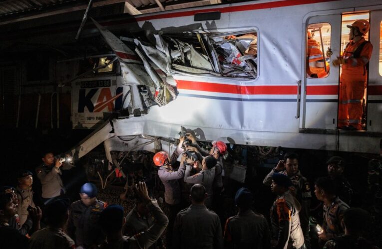 Choque de dos trenes en Indonesia deja 15 personas sin vida y decenas de heridos