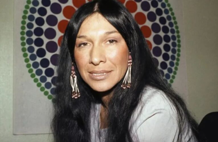 Ponen en duda las raíces indígenas de Buffy Sainte-Marie, la primera artista nativa en ganar un premio Oscar