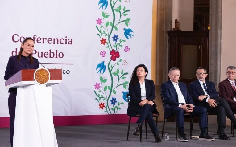 Sheinbaum confirma que la UIF congeló cuentas de los 10 funcionarios señalados por EU