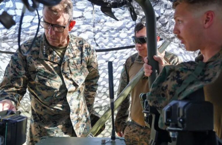 Jefe militar de Estados Unidos se reúne con alto mando del Ejército cubano en base de Guantánamo