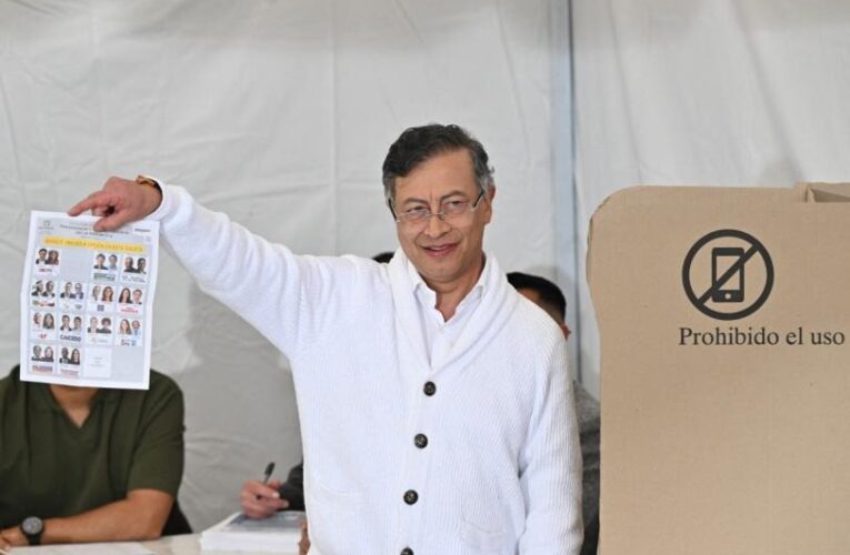 De blanco y en compañía de su hija, Petro abrió la jornada electoral en Colombia