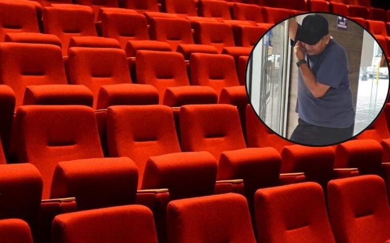 Despierta solo y pasa la noche encerrado en un cine