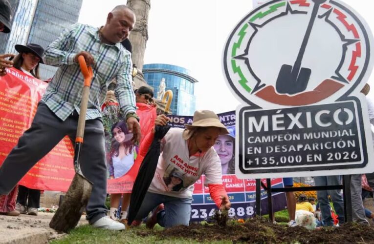 Retiran antimonumento por desaparecidos del Ángel de la Independencia a un día de su instalación