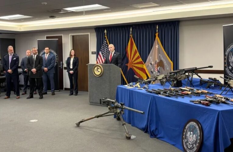 Desmantelan red que traficaba armamento de Arizona a México