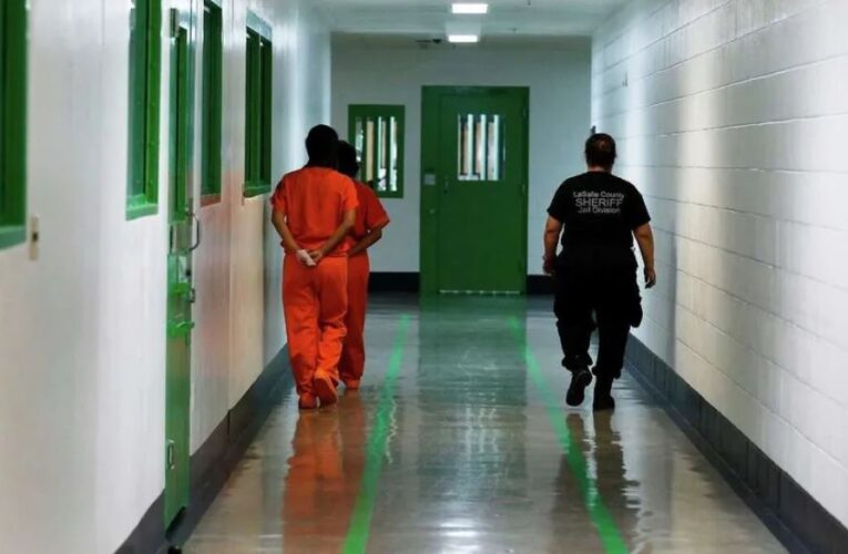 Estafan con mil 800 dólares a familiares de migrantes detenidos en Estados Unidos; prometen liberarlos