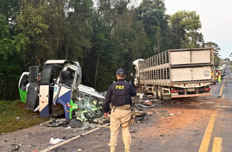 Mueren 23 personas tras choque entre autobús y camión en Brasil