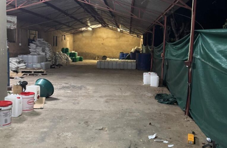 Detienen a dos mexicanos en Sudáfrica por operar narcolaboratorio millonario
