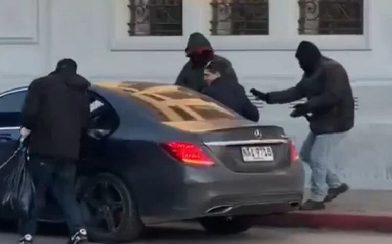 ¡Roban un banco en un minuto y huyen tras chocar!