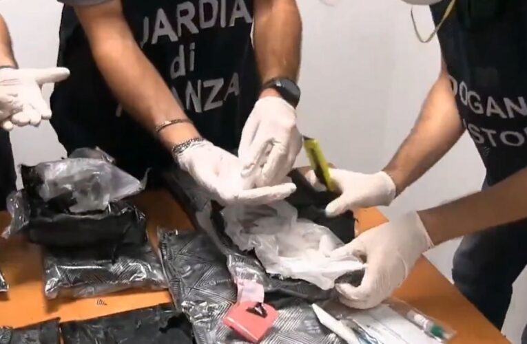 Detienen a dos mexicanos en el aeropuerto de Roma con más de 17 kilos de metanfetamina