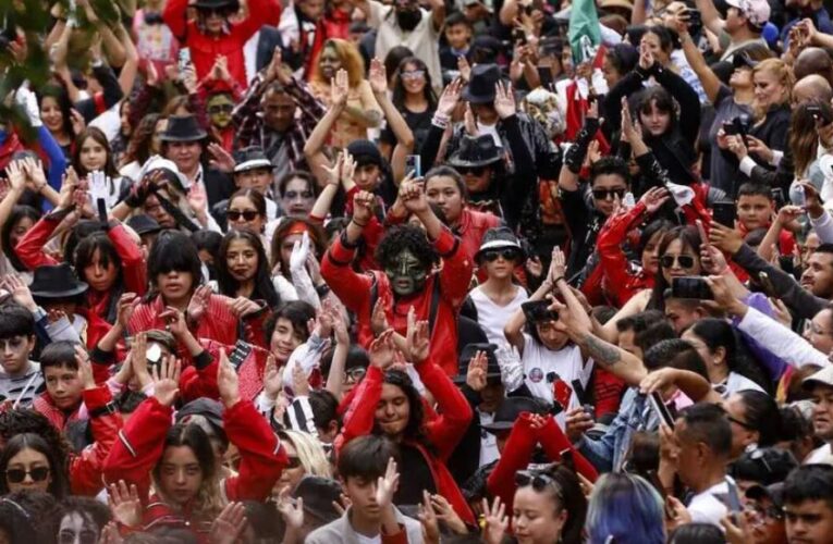 Un ‘Thriller’ en CdMx: fanáticos se reúnen para conmemorar a Michael Jackson en el Monumento a la Revolución