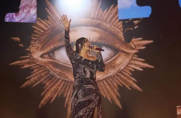 Yuridia proyecta video de Lolita Cortés durante su concierto en el Estadio GNP Seguros: “Vas a ser una gran cantante”