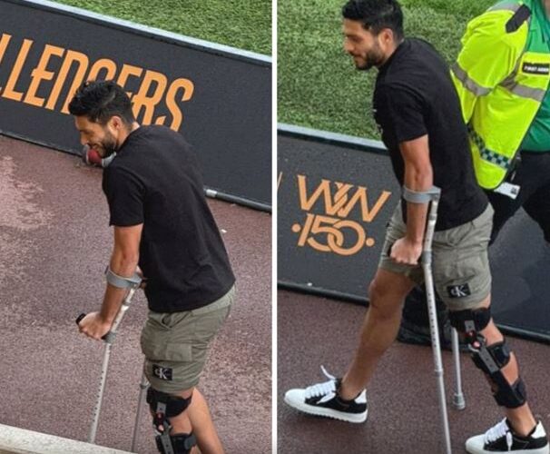 Raúl Jiménez aparece con muletas en partido de los Wolves