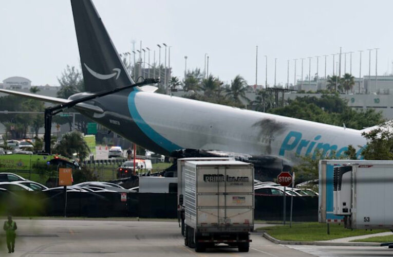 Avión de carga de Amazon se sale de pista en Miami; hay cinco personas sin vida