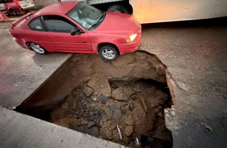 Cierran puente de Terrazas del Valle, Baja California, por socavón; vehículo estuvo a punto de caer