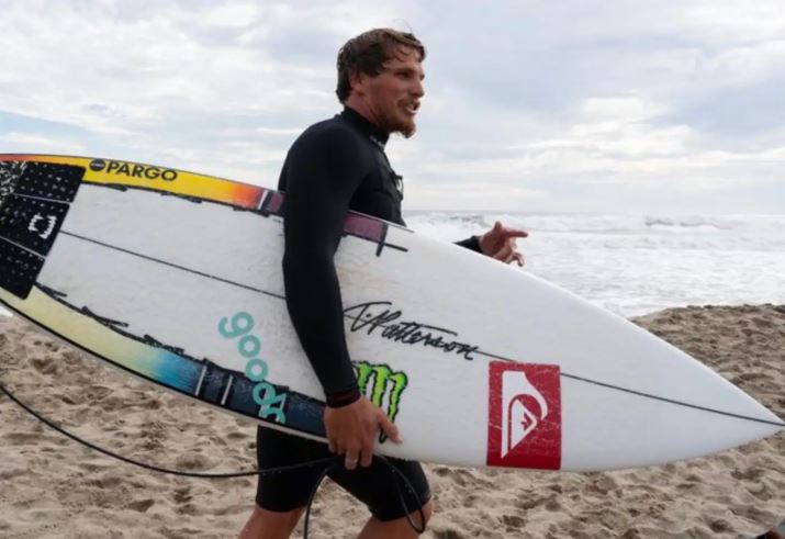 Surfista mexicano Alan Cleland es suspendido tras acusación de agresión sêxuâl
